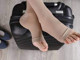 Certaines positions comme la station debout prolongée, le piétinement les voyages (avion, train, voiture), ou encore la grossesse, , peuvent aggraver ce phénomène. Bas De Contention Comment Et Dans Quels Cas Les Utiliser Femme Actuelle Le Mag