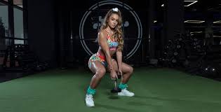 The latest tweets from @sommerray Sommer Ray Sommerfit Fitplan