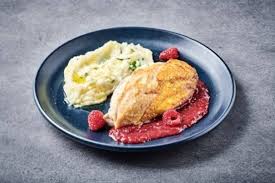 Filet De Poulet Dore Aux Framboises Ecrase De Pommes De Terre A L Huile D Olive Et Au Basilic Recette Filet Poulet Poulet Dore Recette Volaille