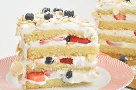 Omg Yummy Four Layer Cake With Creme Chantilly Berries Berry Chantilly Cake Cake Chantilly Cake Recipe