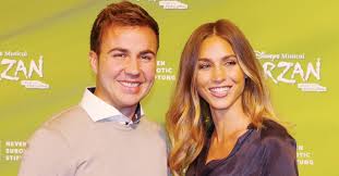 Nach der überraschenden meldung zeigt sich das paar bei instagram. Promis Im Urlaub Mario Gotze Und Ann Kathrin Flittern Auf Ibiza