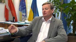 Waldhäusl is known for his hard stance on immigration, which is in line with his party's policies. Landtagswahl 2018 Gesprach Mit Gottfried Waldhausl Fpo Youtube