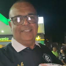 O salário do técnico Daniel Paulista não será de R$ 500 mil no Sport. Me  passaram que é BEM inferior a isso. E seu contrato não será de dois anos,  será até