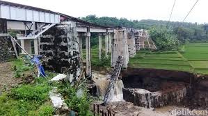 Putusnya jembatan kereta api di brebes berdampak pada beberapa ka yang harus dilakukan perubahan pola operasi. Ini Foto Jembatan Ka Di Brebes Yang Putus Diterjang Banjir