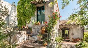 This Very Cute Pet Friendly B B Farmstay Near Catania Sicily Italy Grows 100 Organic Citrus Fruits And Vegetables In A Farm Stay Sicily Italian Farmhouse