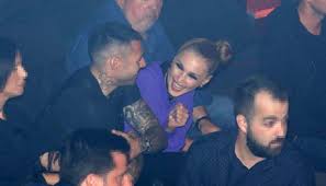 • • θυμίζουν τζων λένον και γιόκο όνο. Paris Kasidokwstas Sth Boyliagmenh Me Thn Tamta Kai Thn Korh Ths Fwto Irafina