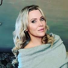 Danielle Dennison's Instagram, Twitter & Facebook