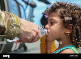 Soldat gibt wasser -Fotos und -Bildmaterial in hoher Auflösung