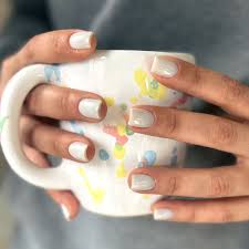 Acorde a la temporada o nada 🤍 <capping en color hueso> Da un aspecto  “clean” sin dejar de resaltar tus manos ✨ Te leemos abajo: que te parece  este color?