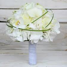 In ihm kombinieren sich erfolgreich die blumen von gelben rosen und callas, blauen lisianthus und weißgrünen chrysanthemen. Brautstrauss Mit Weissen Calla Rosen Orchideen Blumenstrauss Hochzeit Brautstrauss Calla Brautstrausse