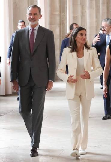 Queen Letizia brings back Mango x Victoria Beckham Pantsuit for tour of  King Felipe exhibition - Queen Letizia Style