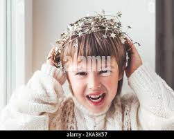 Anno nuovo xmas artigianale di angelo papercraft origami figure su albero  di natale con holiday decorazioni per interni con luci calde. Concetto di  Natale inverno Foto stock