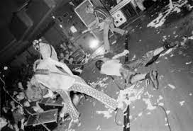 Der kommerzielle durchbruch gelingt den toten hosen 1988 mit ein kleines bisschen horrorschau, großteils geschrieben für die bonner bühnenfassung des films a clockwork. 80er Die Toten Hosen