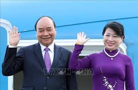 Trước đó trong sáng nay, chủ tịch nước nguyễn xuân phúc và phu nhân cùng đoàn đại biểu cấp cao đảng và nhà nước việt nam đã tới đặt vòng hoa tại đài tưởng niệm liệt sỹ vô danh tại thủ đô vientiane./. Uig7ogyrt7nzum