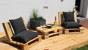 Une Creation Un Mini Salon De Jardin Table Realise A Partir De Palette Sera Parfaite Pou Pallet Furniture Outdoor Pallet Patio Furniture Wood Pallet Furniture