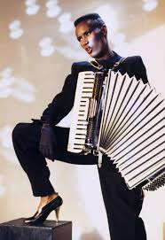 Die performerin grace jones wird siebzig und sucht im fach selbstdarstellung bis heute ihresgleichen. Promi Geburtstag Vom 19 Mai 2018 Grace Jones