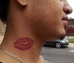 Boyuna Opucuk Dovmesi Kiss Lip Tattoo Kiss Tattoos Neck Tattoo For Guys Kiss Tattoo On Neck