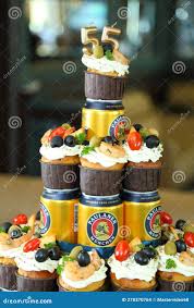 пивной торт на годовщину 55 лет. пивные банки в виде торта на годовщину 55  лет. оригинальный пирог Редакционное Стоковое Изображение - изображение  насчитывающей холодно, посуда: 278370764