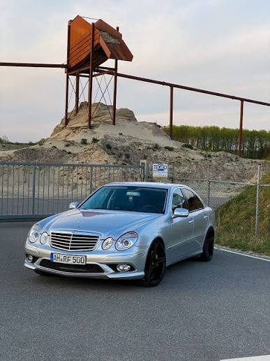 MERCEDES-BENZ E-Klasse 211 KV1 schwarz glänzend
