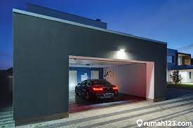 Perpaduan warna cerah yaitu krem dan putih dengan motif garis pada 22. 9 Garasi Mobil Mewah Impian Yang Bisa Bikin Kamu Terobsesi Dan Terngiang Ngiang Rumah123 Com