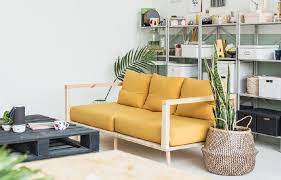 Una volta realizzata la base dovrete creare la spalliera fissando con le viti per legno i 3 pallet alla base creata precedentemente. Realizzare Fai Da Te Un Comodo Divano In Legno Dettagli Home Decor