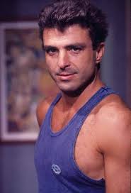 E o vício do César? Eu revendo Vale tudo de 1988, no início o amigo dele  diz que César acabou com a sua carreira de modelo "por causa do vício". Ele  rouba