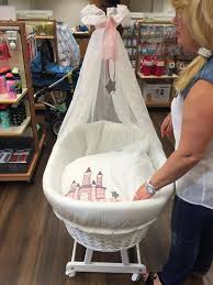 Das stubenwagenset (himmel, 80er bettwäsche und nestchen), die vliesmatratze und die himmelstange sind inklusive. Alvi Stubenwagen Mit Ausstattung Birthe 80x46 Cm Online Kaufen Baby Walz