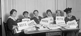 El movimiento internacional por el sufragio femenino, llevado a cabo por las llamadas sufragistas, fue un movimiento reformista social, económico y político que promovía la extensión del sufragio (el derecho a votar) a las mujeres, abogando por el «sufragio igual». Fotos Se Cumplen 100 Anos Del Derecho Al Voto De Las Mujeres En Reino Unido Actualidad El Pais