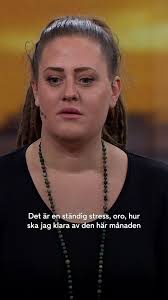 Trebarnsmamman Caroline Öberg kämpar varje månad med att få pengarna att  räcka. Hon har även valt att vara öppen med barnen om att familjen har det  tufft ekonomiskt: ”De erbjuder sig att