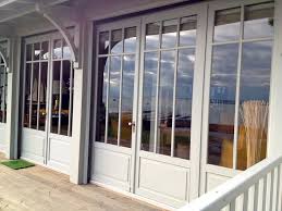 Fenetre24.com vous propose un grand choix de portes d'entrée en pvc, en bois et en aluminium à des prix raisonnables. Menuiserie Suhas Bois Alu Pvc Porte Fenetre Bois Fenetre En Bois Portes Fenetres Exterieures