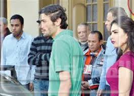 ولد في القاهرة، هو ابن الفنان محمود عبد العزيز، بدأ مسيرته الفنية في فيلم «البحر بيضحك ليه» عام 1995 ثم في عام 2000 في فيلم «الناظر»، إلى أدوار الثانوية بعدها قدم عدد من الأفلام السينمائية، تزوج من آن الرفاعي في. Ø£Ø¨Ø·Ø§Ù„ Ø­ØµÙ„ Ø®ÙŠØ± ÙŠØ¹ÙŠØ¯ÙˆÙ† ØªÙ‚Ø¯ÙŠÙ… Ø£Ø´Ù‡Ø± Ù…Ø´Ø§Ù‡Ø¯ Ø§Ù„Ø³ÙŠÙ†Ù…Ø§ Ø§Ù„Ù…ØµØ±ÙŠ Ø§Ù„ÙŠÙˆÙ…