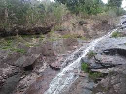 Di sini disediakan beberapa buah resort yang dibina di puncak bukit batu atau dipinggir air terjun. Tempat Menarik Di Gunung Jerai Kedah Percutian Bajet