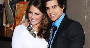 Eric saade and selena gomez pictures. Han Pekas Ut Som Mollys Nya Karlek