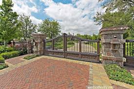 What's the best way to enter a farm? 30 Simple Cheap Driveway Gate Ideas And Designs Wood Metal