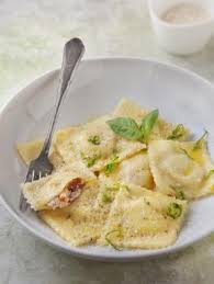 Ravioli Aux Tomates Sechees Ricotta Et Jambon Italien Recette Recette Ravioli Recettes De Cuisine Jambon Italien