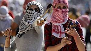 Terdapat gambar roger bersama cut meyriska dan baby shaquille di kue ulang tahunnya. Foto Foto Keberanian Gadis Palestina Dalam Melawan Tentara Israel Yukepo Com