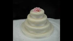 Jede torte wird vor dem versand frisch zubereitet und ist ohne kühlung bei zimmertemperatur 7 tage haltbar. Hochzeitstorte Amerikanisch Kochen De