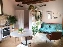 Comment aménager un studio ou un appartement de petite taille afin qu'il soit moderne, pratique et confortable ? Barcelona Studio Apartment So Cosy After This 2 Day Hack Ikea Hackers Idee Deco Petit Appartement Idee Deco Studio Etudiant Deco Petit Appartement