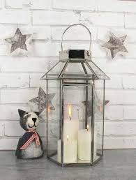 Soprattutto se profumate, sia con toni freschi che speziati, sono ideali per essere nella categoria delle lanterne e portacandele grandi rientrano i vasi portacandele, scenografici complementi d'arredo che fanno la differenza: Lanterne Da Interno Un Tocco D Oriente In Casa