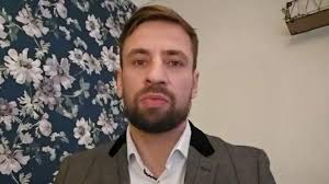 Warrington man abandons haircut to help officer under attack