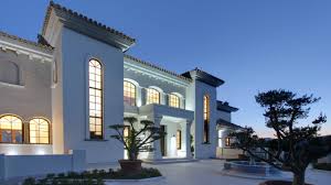 (plural villas) a house, often larger and more expensive than average, in the countryside or on the coast, often used as a retreat. Vorgptlee3qwim