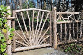 Geflochtenes Hinderniszaun Ist Eine Umweltfreundliche Alternative Zu Moderneren Matten In 2020 Zaun Garten Naturzaun Rustikaler Zaun