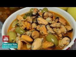 Añadimos la mantequilla y ponemos la tapa de nuevo durante 30 segundos para permitir que se derrita. Como Preparar Mejillones Con Salsa De Tomate Receta Paso A Paso Youtube