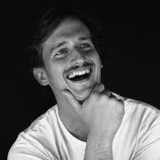 Julie Nakzi 📷🎥