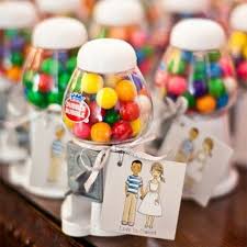 Ce Distributeur A Boules De Chewing Gum Blanc Est Vendu Vide Remplissez La De Bonbons Pour L Offrir En C Mariage Gourmand Souvenirs De Mariage Dragees Mariage