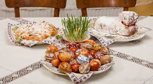 Slovo „hod je nejspíše odvozeno ze staršího god — „čas, tj. Pratele Ceskych Tradic Bozi Hod Velikonocni A Velikonocni Pondeli Cervene Klasicky Mazanec Tvarohovy Beranek S Rozinkami A Kraslice Ode Mne A Me Maminky Vajicka Jsou Barvena Pouze Prirodnimi Barvami A