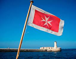 Σημαία εκτυπωμένη ψηφιακά από ύφασμα υψηλής αντοχής polyester αντιανεμικό τρίχτενο με χονδρό ιμάντα. H Malta E3elissetai Se Hgetida Dynamh Ths Naytilias Naytika Xronika