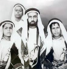 الشيخ خليفة بن زايد بن سلطان بن زايد بن خليفة بن شخبوط بن ذياب آل نهيان (25 يناير 1948) رئيس دولة الإمارات العربية المتحدة وحاكم إمارة أبو ظبي. Ø§Ù„ØªØ§Ø±ÙŠØ® Ø§Ù„Ø¥Ù…Ø§Ø±Ø§ØªÙŠ Ø§Ù„Ø´ÙŠØ® Ø°ÙŠØ§Ø¨ Ø¨Ù† ØµÙ‚Ø± Ø¨Ù† Ø²Ø§ÙŠØ¯ Ø§Ù„Ø£ÙˆÙ„ Ø¢Ù„ Ù†Ù‡ÙŠØ§Ù† ÙˆØ§Ø¨Ù†ÙŠÙ‡ Ø§Ù„Ø´ÙŠØ® ØµÙ‚Ø± Ø¨Ù† Ø°ÙŠØ§Ø¨ ÙŠÙ…ÙŠÙ† ÙˆØ§Ù„Ø´ÙŠØ® Ø³Ù„Ø·Ø§Ù† Ø¨Ù† Ø°ÙŠØ§Ø¨