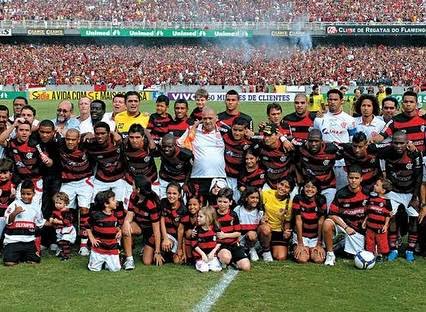 Flamengo, campe&atilde;o brasileiro em 2009🏆🏆🏆🏆🏆🏆🔴⚫️ Campanha: 67 pontos |  19 vit&oacute;rias, 10 empates e 9 derrotas | 14 de saldo | 58% de  aproveitamento📝 Revela&ccedil;&atilde;o: Everton👶 Craques: Petkovic e Adriano⚽️  Artilheiro: Imperador(19)🎯