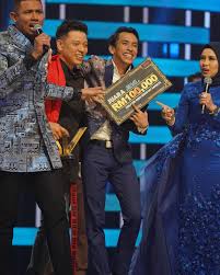 Kejutan apabila malam konsert akhir program realiti gegar vaganza musim keenam (gv6) mengumumkan dua pesaing terdekat naqiu dan pemenang tempat ketiga menerima hadiah wang tunai rm30,000 dan pakej percutian. 10 Fakta Menarik Tentang Naqiu Boboy Juara Gegar Vaganza 2019